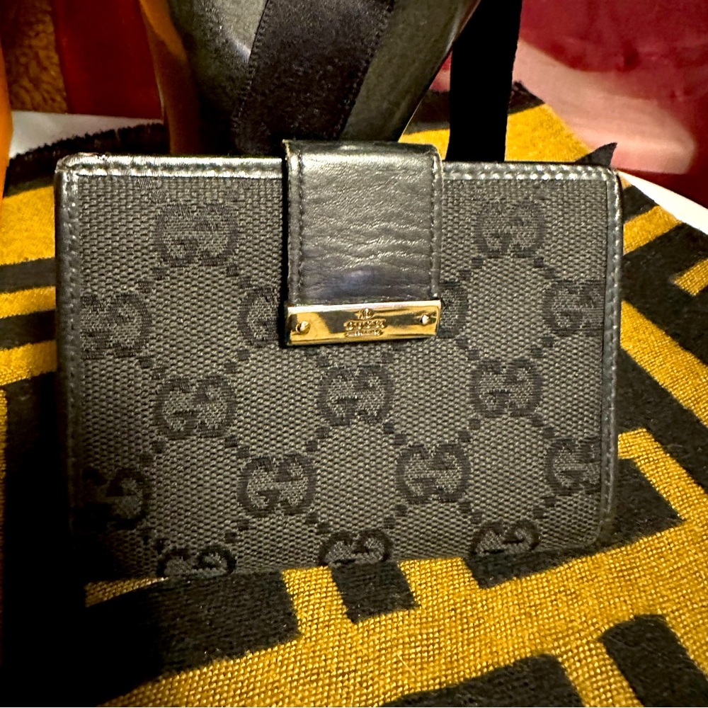 Gucci bifold wallet. Beautiful black with signature G. Excellent condition